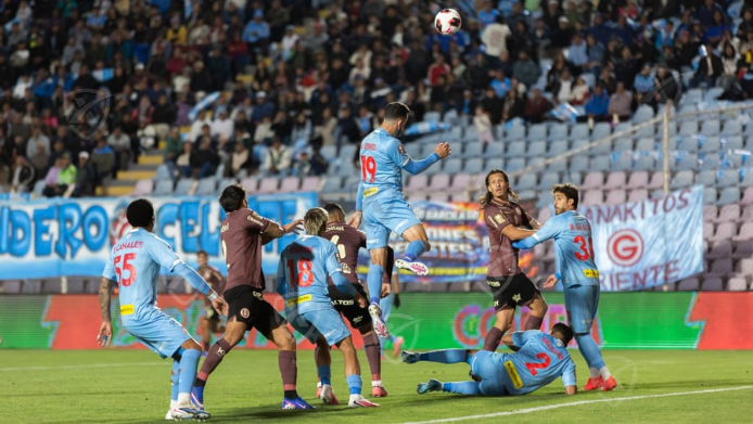 Disputa aérea por el balón entre jugadores de Deportivo Garcilaso y Universitario, fotografiada por Emerson Mena para XSPM.